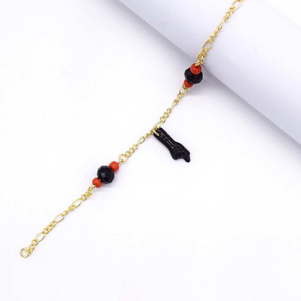 Pulsera de eslabones dorados con cuentas negras y rojas – Colgante con dije de mano