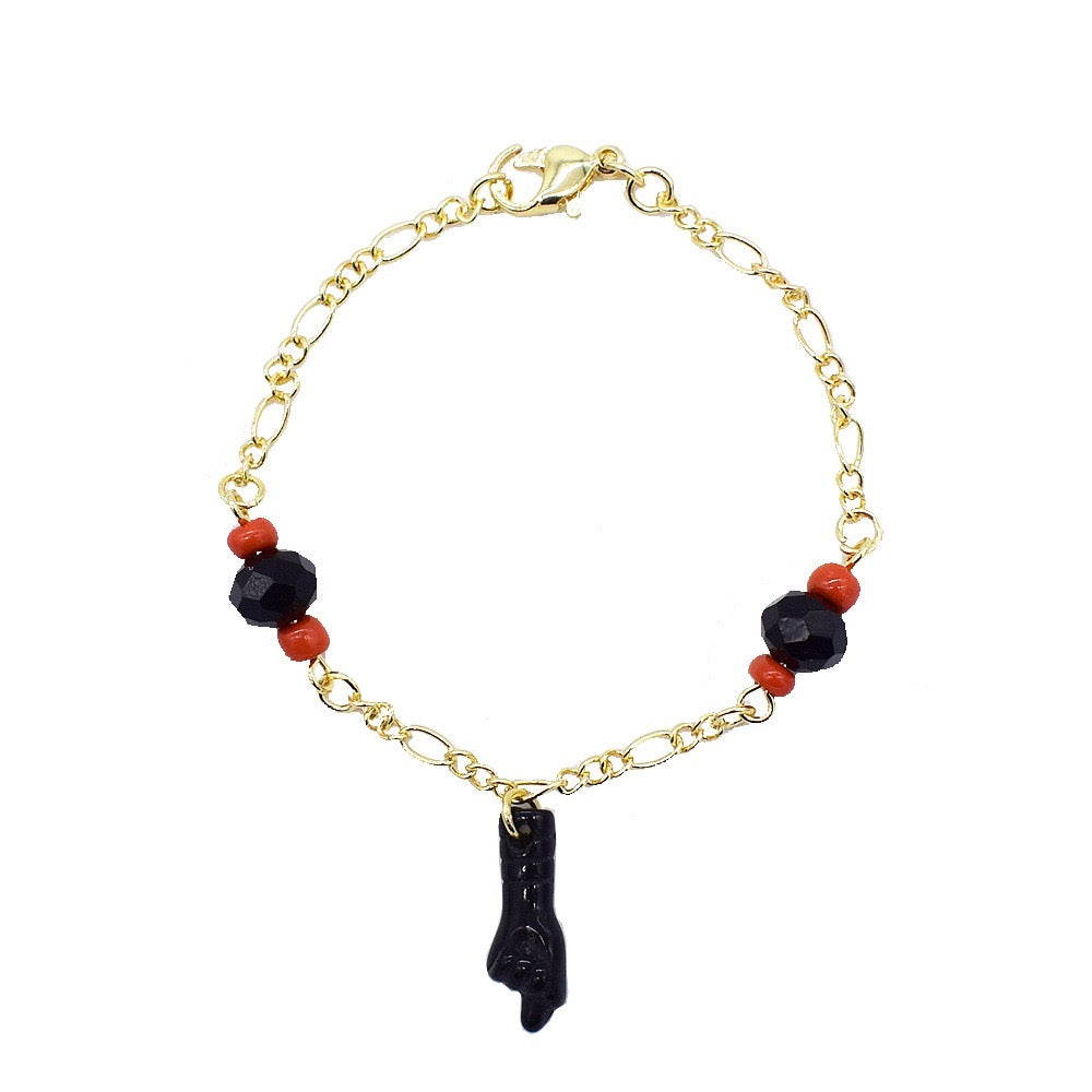 Pulsera de eslabones dorados con cuentas negras y rojas – Colgante con dije de mano