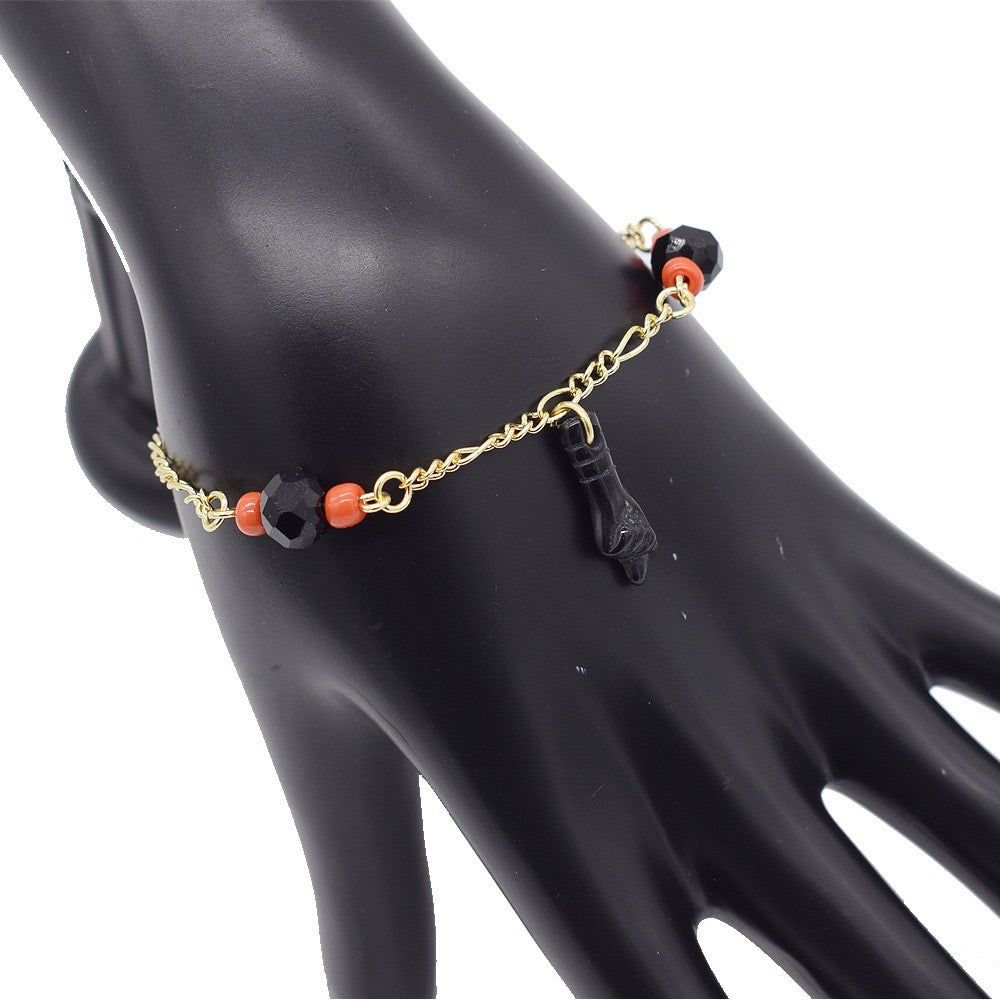 Pulsera de eslabones dorados con cuentas negras y rojas – Colgante con dije de mano