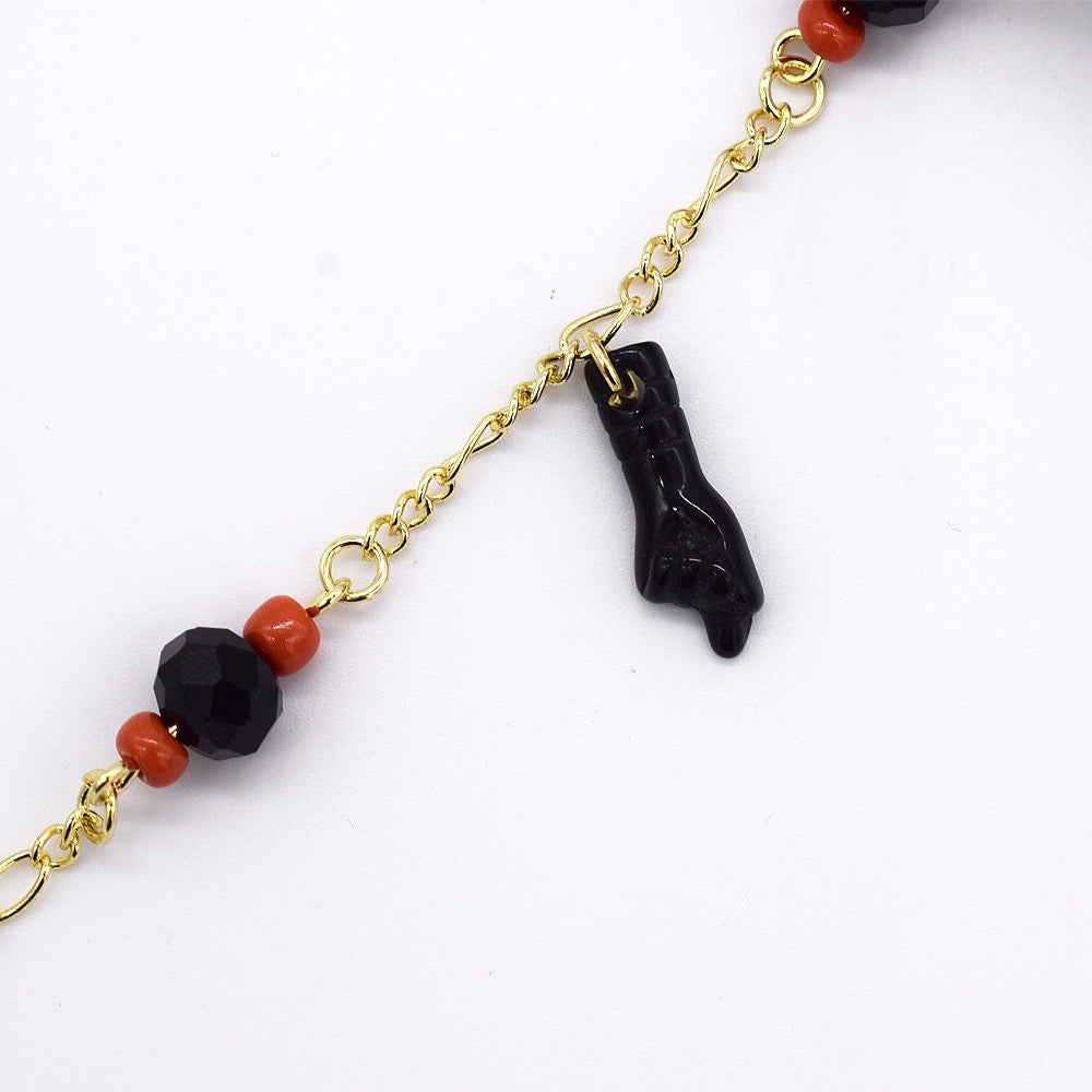 Pulsera de eslabones dorados con cuentas negras y rojas – Colgante con dije de mano