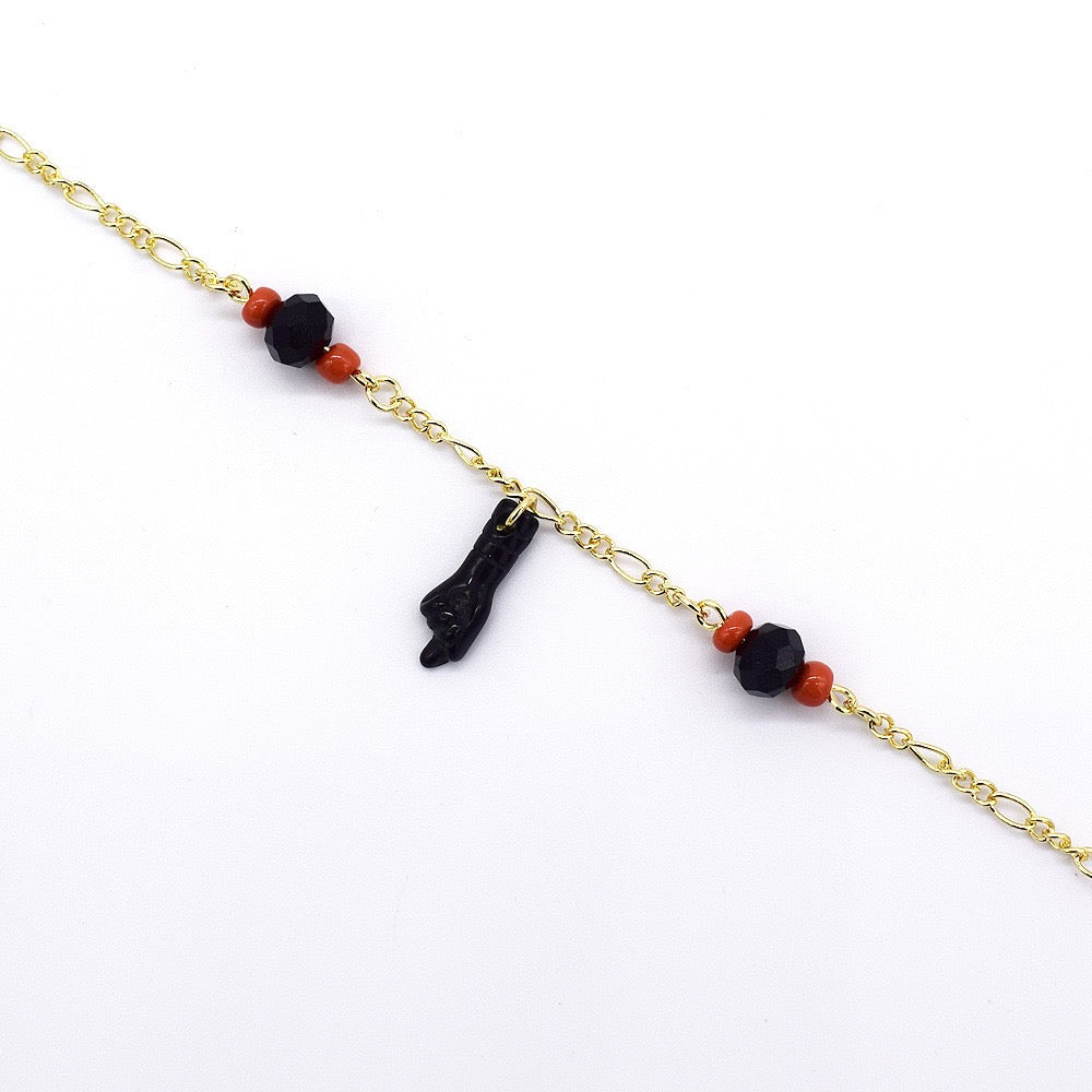 Pulsera de eslabones dorados con cuentas negras y rojas – Colgante con dije de mano