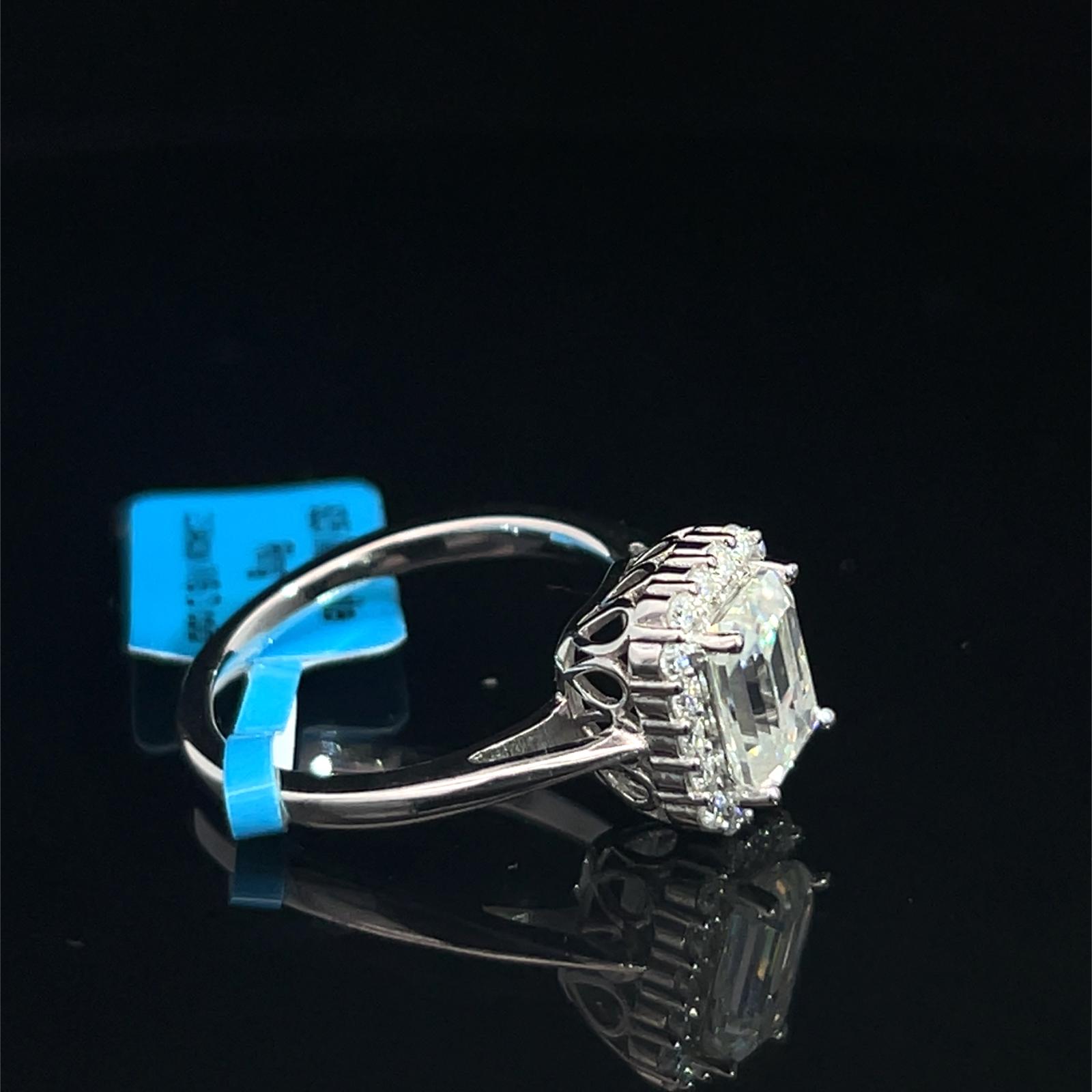 Anillo cuadrado de diamantes
